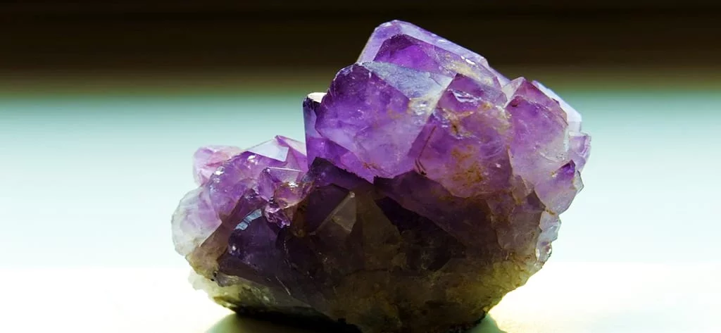 Ametista, cor e significado, características da ametista, cor da ametista, equilíbrio entre ametista e chacra, limpeza da ametista, propriedades da ametista, jóias da ametista, preço da ametista, morfologia da ametista, diferença da ametista entre ametista e ametista, jade e relaxamento, ametista, significado das pedras, jade