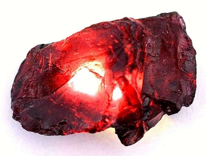 mineral mais raro da Terra, painita