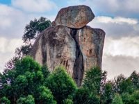 A história da "Pedra que Chora" da Ilha de Bornéu A história da Pedra que Chora da Ilha de Bornéu