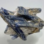 PEDRA CIANITA: SUA HISTÓRIA, ORIGEM E COMPOSIÇÃO, E SUAS PROPRIEDADES E VIRTUDES LITOTERÁPICAS