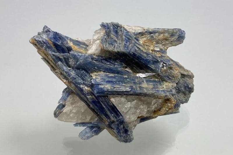 PEDRA CIANITA: SUA HISTÓRIA, ORIGEM E COMPOSIÇÃO, E SUAS PROPRIEDADES E VIRTUDES LITOTERÁPICAS